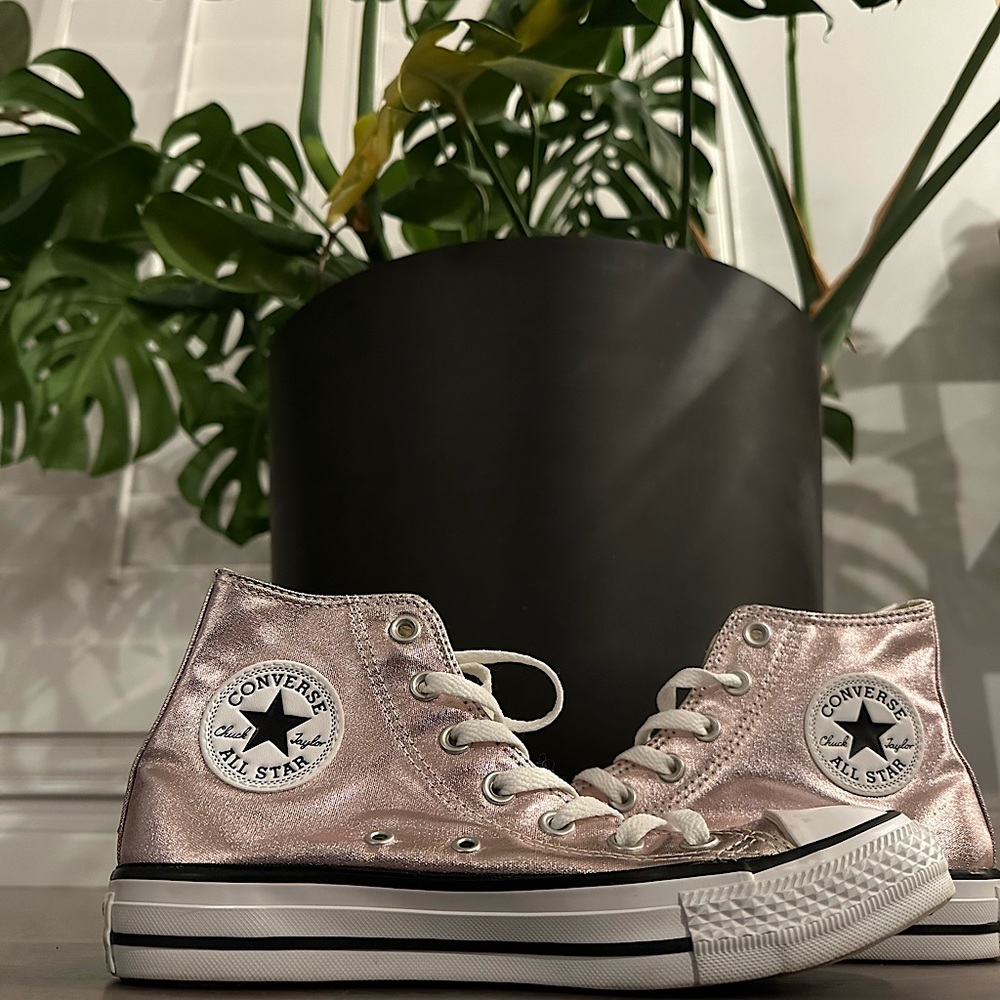 ✨LIKE NEW✨ ROSE GOLD CONVERSE CHUCK TAYLORS